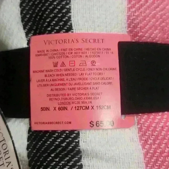 NWT Victoria's Secret Beach Blanket - Picture 4 of 5